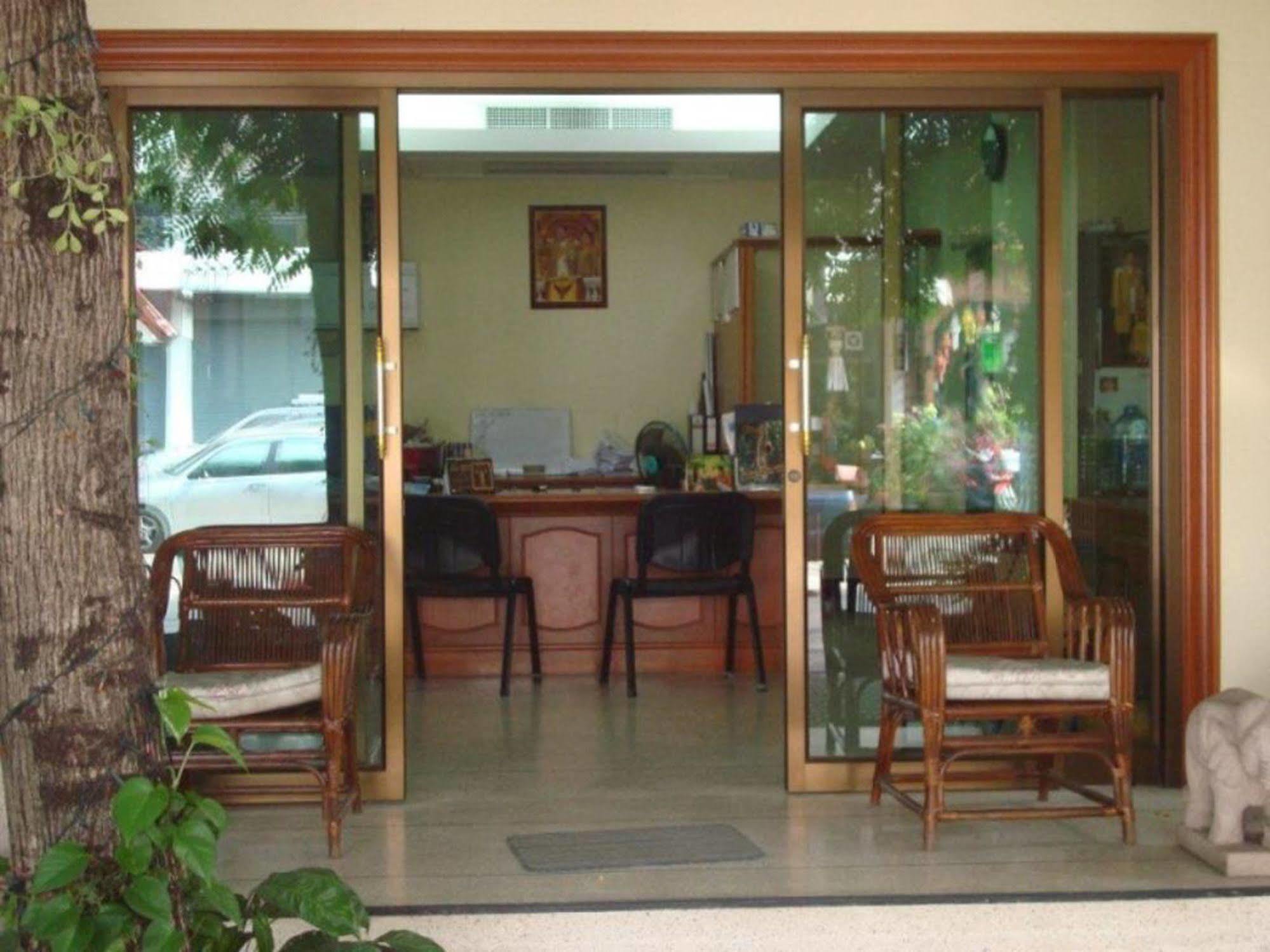 Safe House Court Hotel Csiangmaj Kültér fotó
