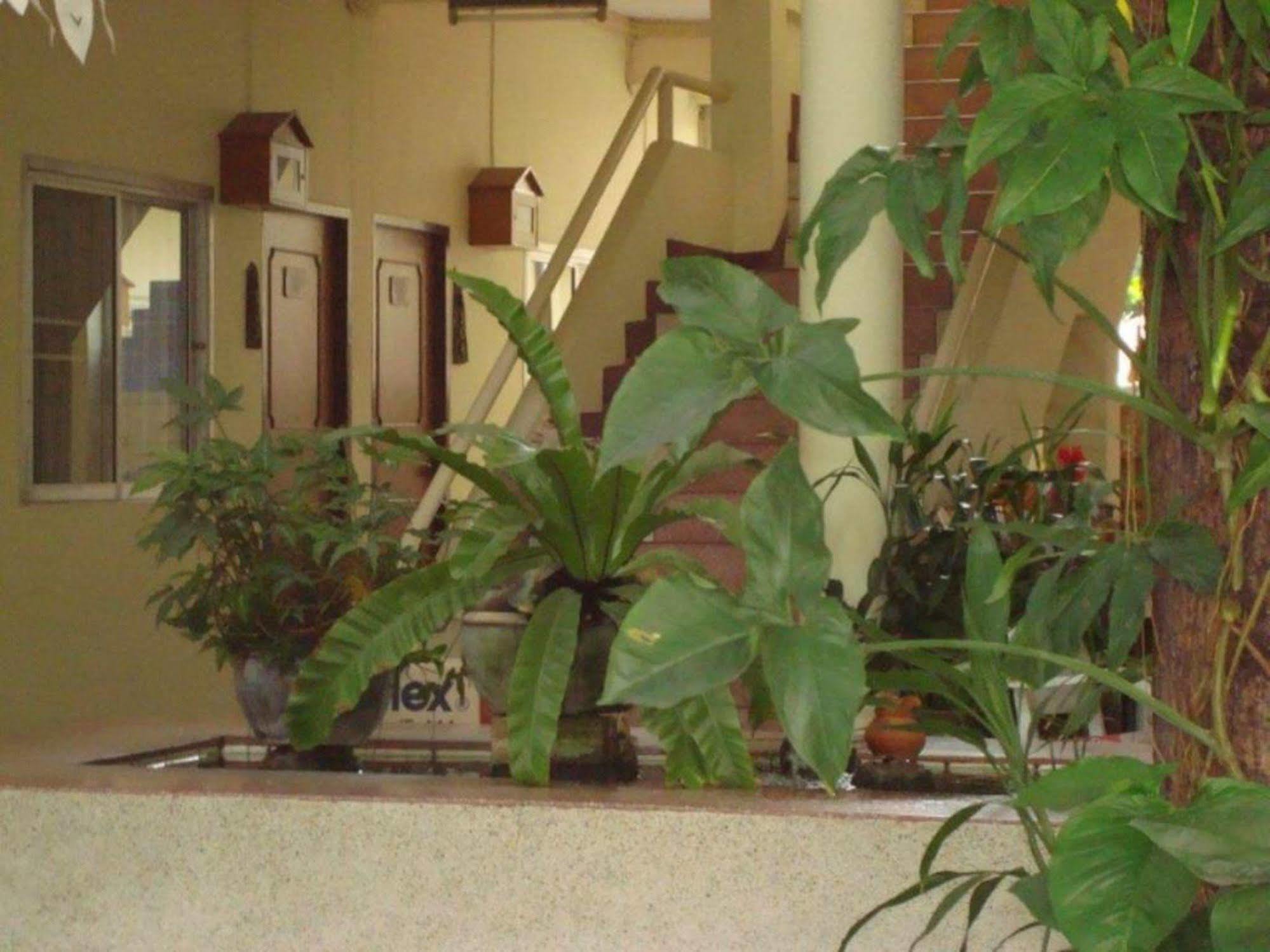 Safe House Court Hotel Csiangmaj Kültér fotó