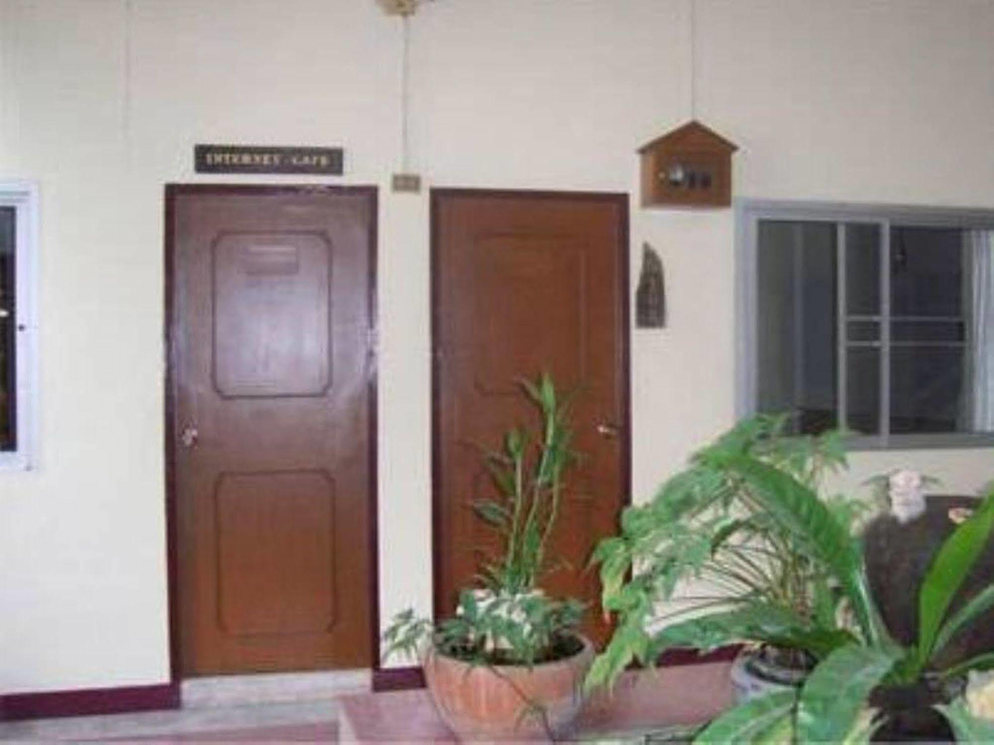 Safe House Court Hotel Csiangmaj Kültér fotó