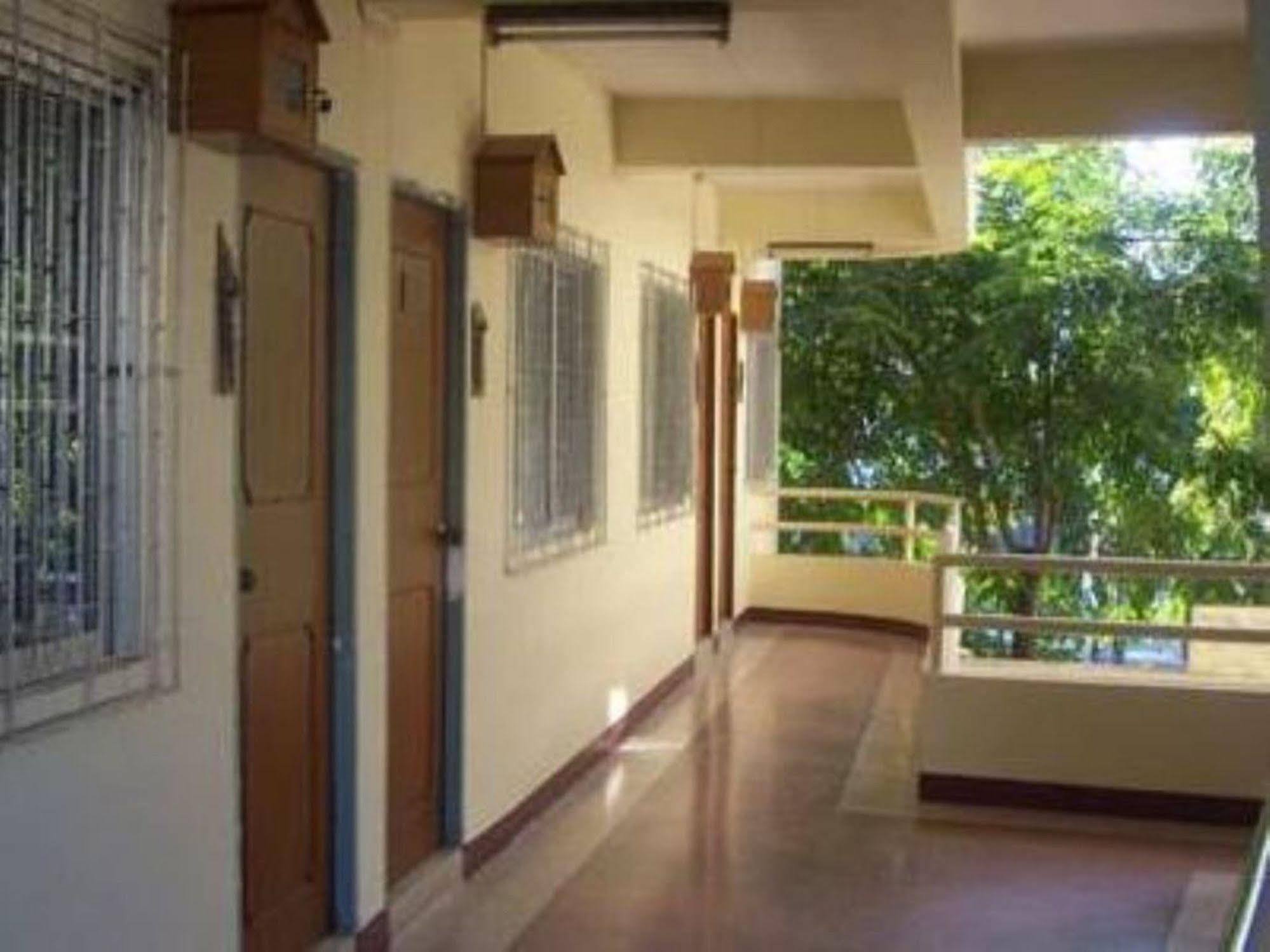 Safe House Court Hotel Csiangmaj Kültér fotó